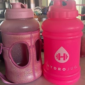 2 Hydrojugs and 4 sleeves : leopard, black leopard, cow, pink shimmer.